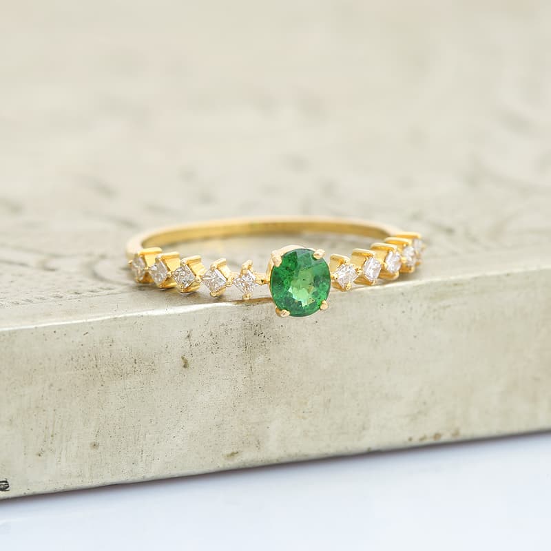 emerald-diamond-ring